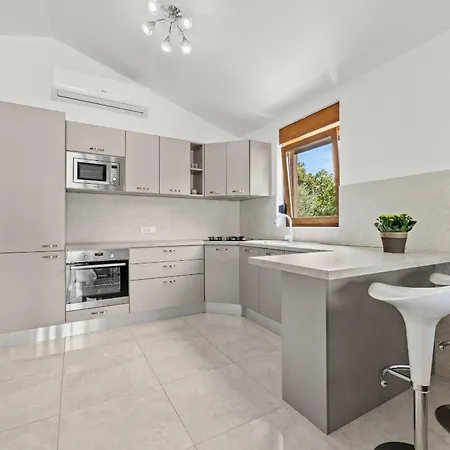 Villa Markulin Near Medulin For 8 People Only 2km From The - Pet Friendly Šišan